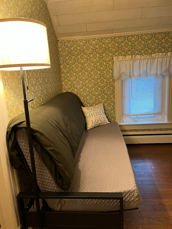 Овој простор е на горниот кат - веднаш пред спалните соби. На располагање има двоен футон со постелнина и перници. Веднаш зад аголот има шкаф полн со сите дополнителни постелнини за куќата.