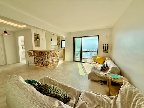 Annonce Airbnb populaire: Porquerolles from bed · Terrace with view of 3 islands à Hyères
