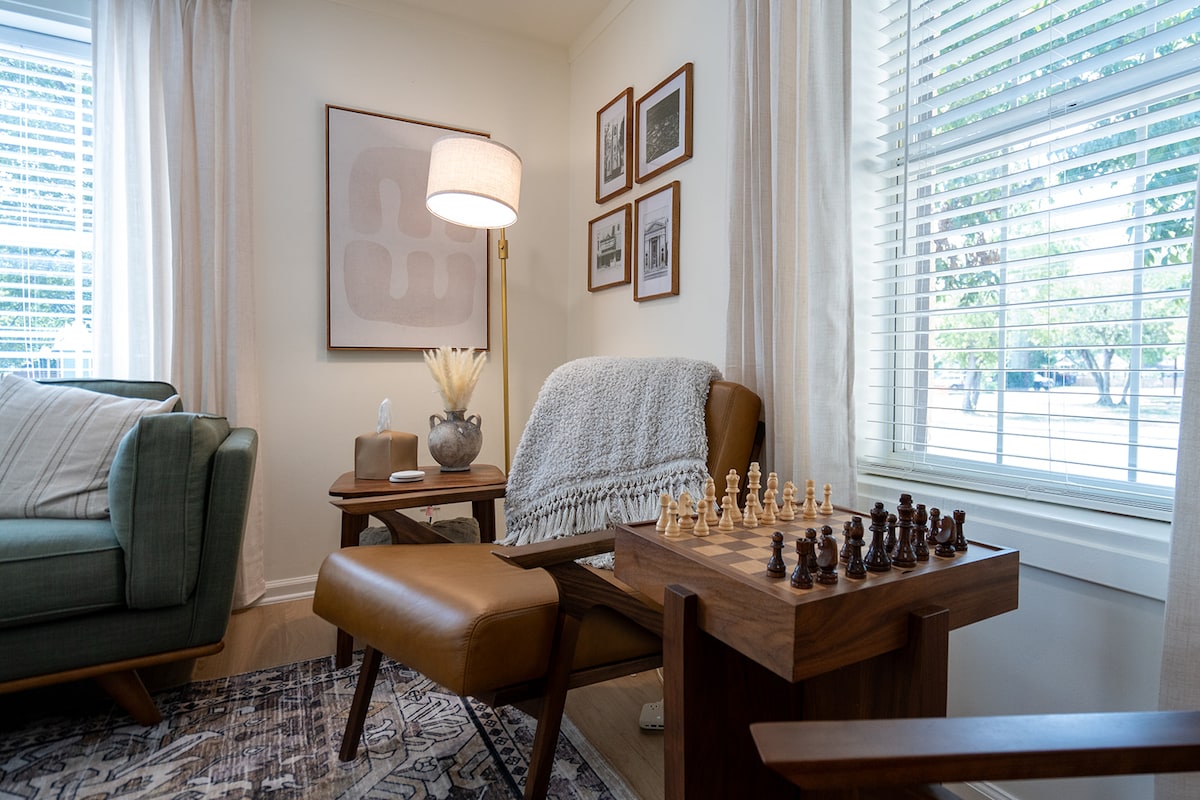 Top Airbnb: Old Town Boutique Cottage: Walk to Square in Georgetown