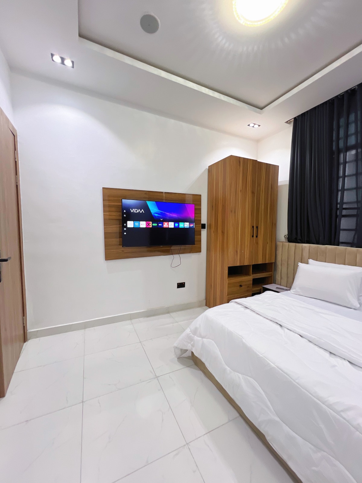 تتميز غرفة النوم المريحة هذه، المثالية للضيوف الذين يحبون لمسة من الخصوصية، بسرير مريح وديكور أنيق وسهولة الوصول إلى مرافق الحمام.
