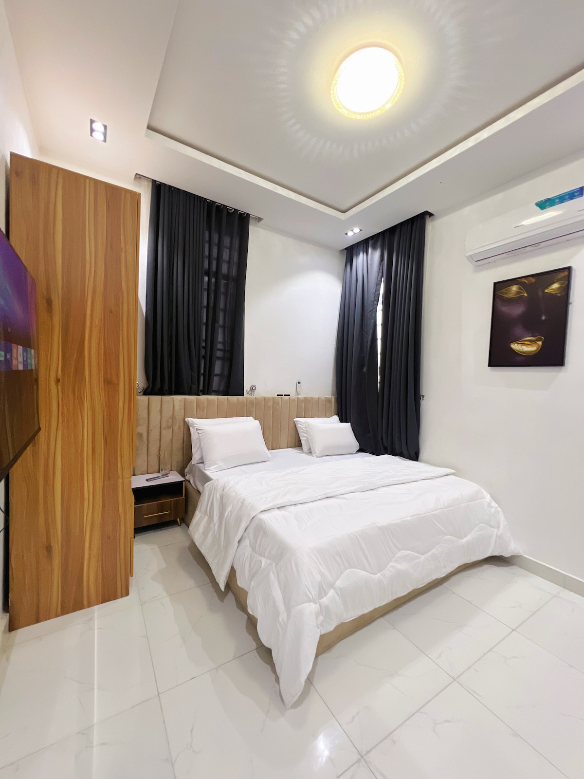 توفر غرفة النوم الجذابة هذه أجواء دافئة وفراش مريح وسهولة الوصول إلى الحمام، مما يجعل كل إقامة تبدو وكأنك في بيتك.