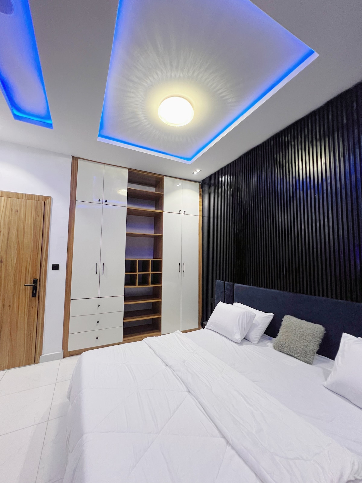 تتميز غرفة النوم المريحة هذه، المثالية للضيوف الذين يحبون لمسة من الخصوصية، بسرير مريح وديكور أنيق وسهولة الوصول إلى مرافق الحمام المشتركة.