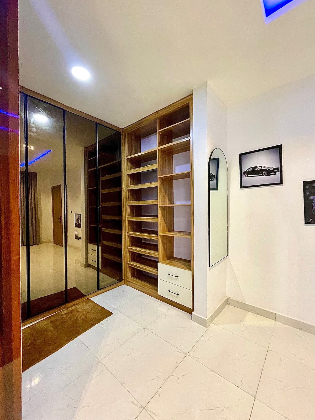 غرفة نوم واسعة ومفروشة مصممة للراحة والاسترخاء. استمتع بسرير مريح مع مفروشات فاخرة ومساحة واسعة لخزانة الملابس وتكييف هواء وديكور أنيق يخلق جوًا هادئًا وفاخرًا - مثالي لقضاء ليلة مريحة بعد يوم طويل.