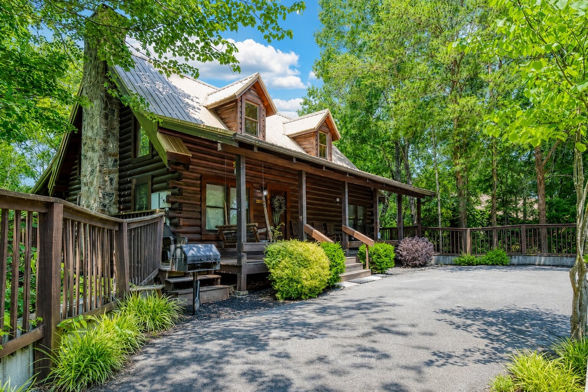 Game-N-Getaway– 5BR Cabin Near Parkway, Hot Tub - Cabins for Rent