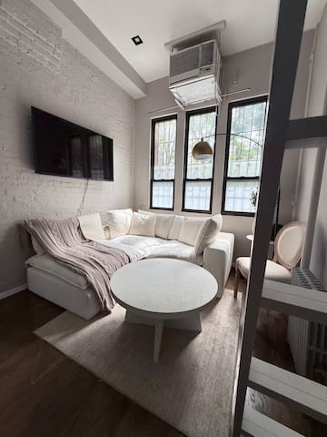 Lovely duplex heart of Soho with charming alcove