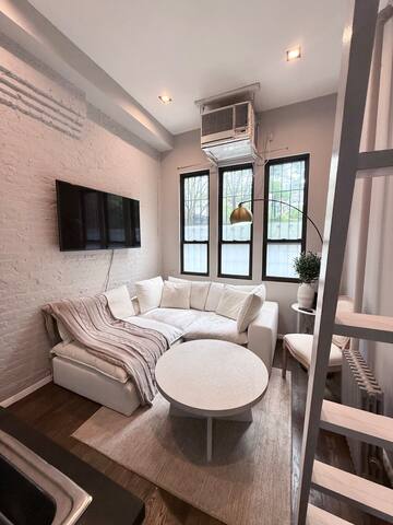 Lovely duplex heart of Soho with charming alcove gallery image 2