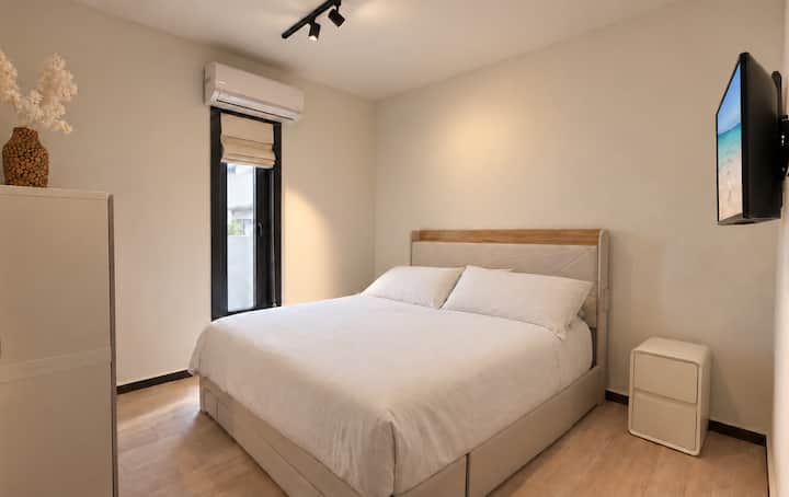 O terceiro quarto conta com uma confortável cama queen size, uma smart TV de 32" e ar-condicionado para refrescar o ambiente.