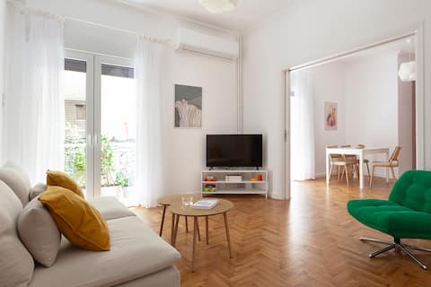 Top Airbnb: Spacious Athenian Retreat steps from metro in ΠΛΑΤΕΙΑ ΒΙΚΤΩΡΙΑΣ