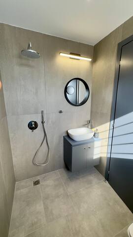 Luxuriöse Villa mit Meerblick und privatem Pool gallery image 2