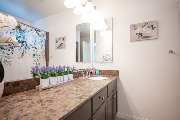 #52 CozyModern 5-BR House Near Strip gallery image 4