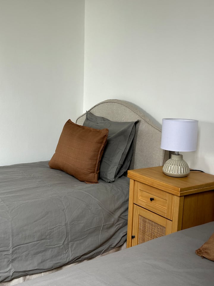 Chambre avec deux lits simples, vêtement avec fenêtre avec vue sur le jardin. Idéale pour se reposer