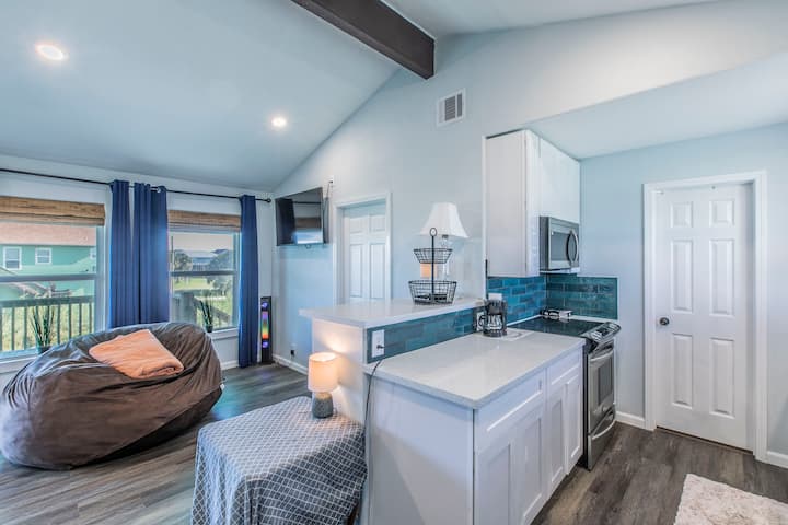 3 Bedroom On Canal-5m Walk To Beach Sleeps 8 - Crystal Beach, TX