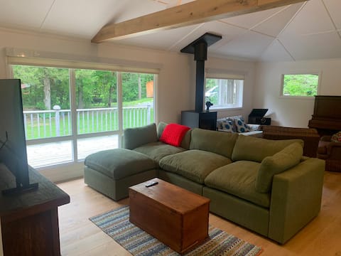 Popular Airbnb listing: Peaceful Waterfront Retreat near Kingston in South Frontenac