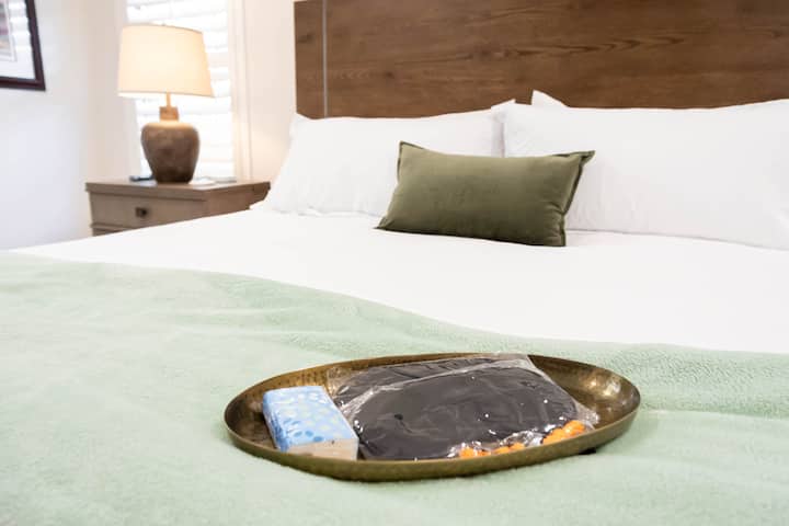 מגש קבלת פנים עם פריטי נוחות על מצעים קטיפה באיכות של מלון.