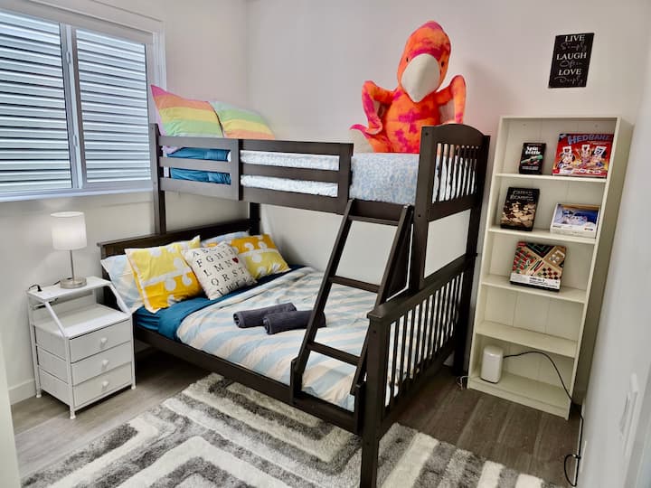 Litera en el piso principal con cama doble y dos camas individuales (en la parte superior)