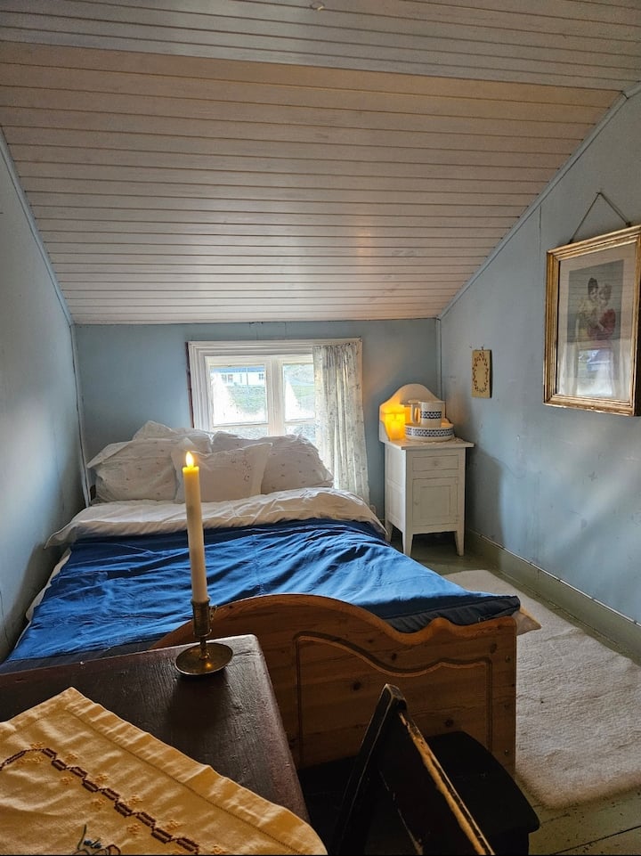 Modrá izba: jedna manželská posteľ s dĺžkou 150 cm a jedna jednolôžková posteľ s dĺžkou 90 cm. Táto izba bude v roku 2026 zrekonštruovaná.