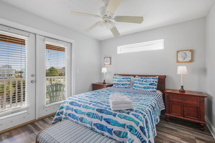 Despiértate con el sol y sal al balcón para disfrutar del aire fresco y de las tranquilas vistas del barrio.