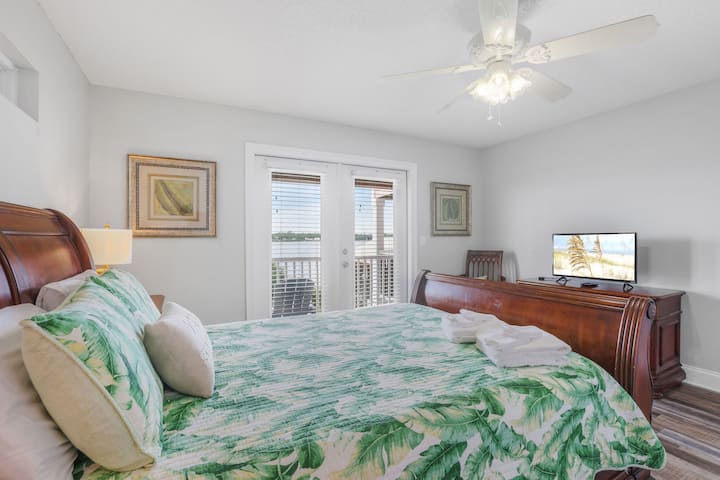 Descansa cómodamente y despiértate con las mañanas soleadas de la costa, perfectas para empezar el día con tranquilidad.