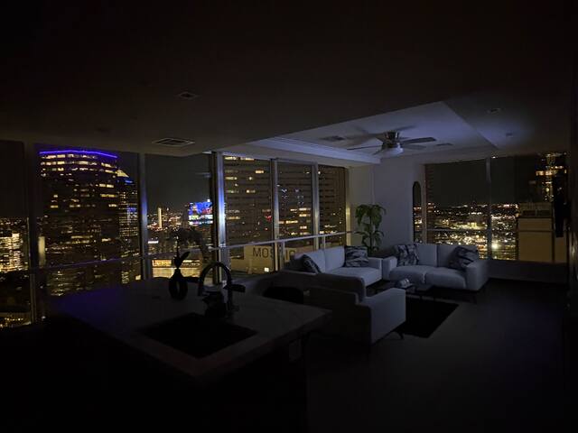 Downtown Dallas sky/highrise gallery image 2