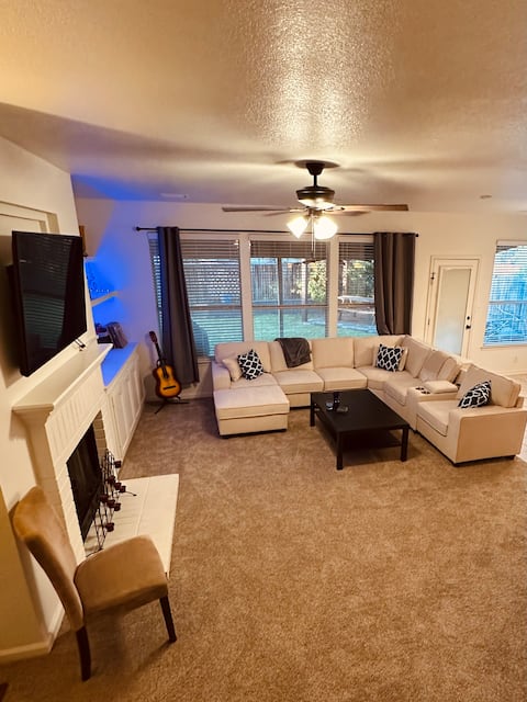 Top Airbnb: 3-2 + yard north-central ATX, near Domain, Q2 in Gracy Woods