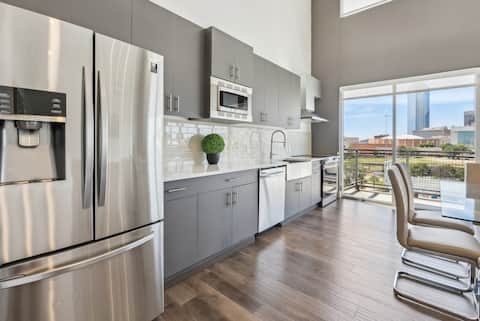 Popular Airbnb listing: Downtown Dallas - Lux Penthouse No. 604 in Cedars