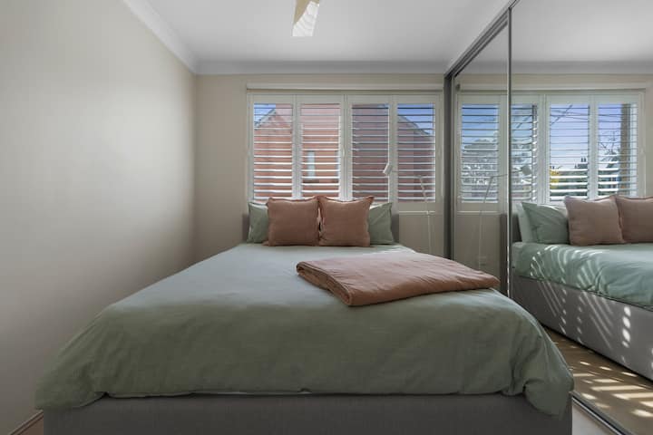Chambre queen confortable avec draps neufs de qualité. 