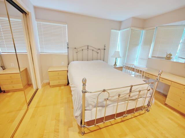 Private Spacious Vancouver Home Near Airport/DT gallery image 5