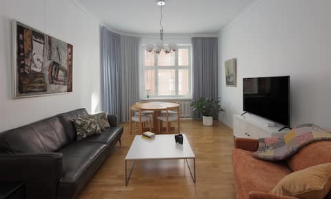 Top performing Airbnb: Spacious | Central | King Bed | National Museum in Etu Töölö