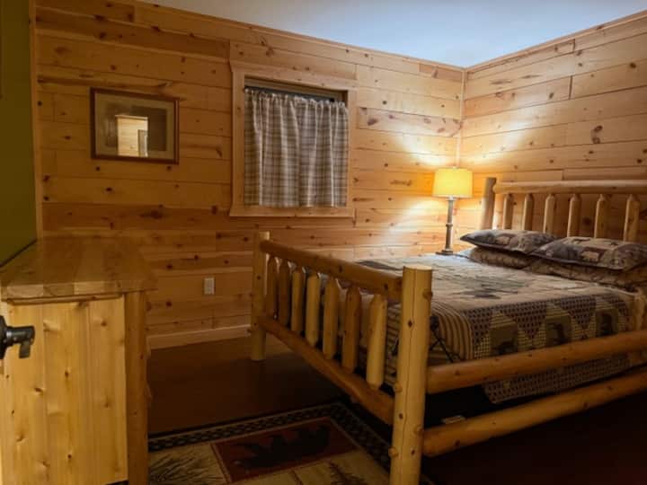 N'hésitez pas à défaire vos valises et à rester un moment, notre commode est très spacieuse ! Si jamais cela est nécessaire, c'est ici que vous pouvez trouver des draps supplémentaires pour le lit ou le canapé-lit.