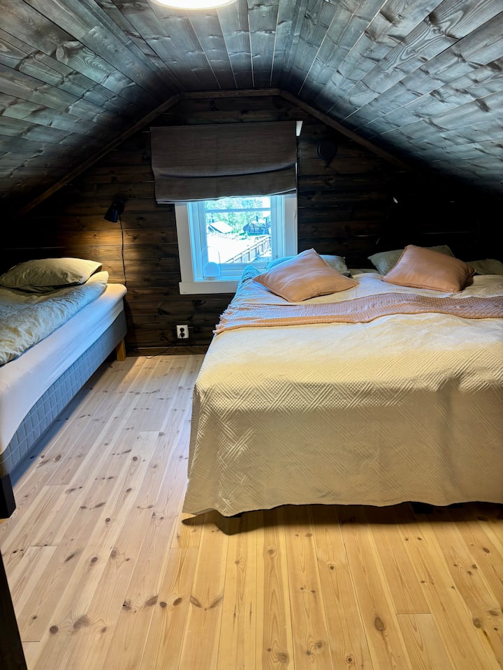 El dormitorio 3 tiene tres camas individuales. Dos de ellas se juntan para formar una cama doble. Estas se pueden separar o las tres camas se pueden juntar. Muchas veces usamos la cama doble para ver películas cuando hay un televisor en esta habitación. 