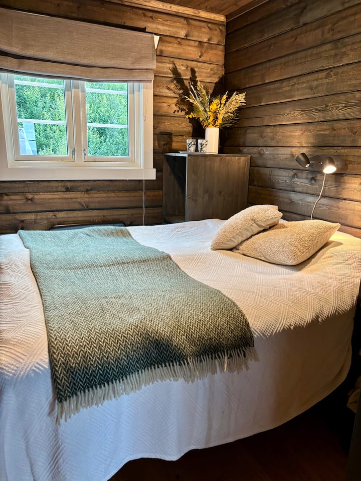 Cama doble de 160 cm junto al salón. 