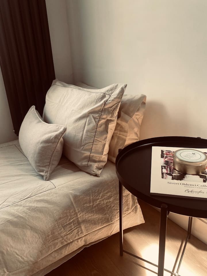 Кауч на спуштање поставен во дневна соба - со памучна постелнина од Џон Луис, многу дебел душек за дополнителна удобност и странична маса. 