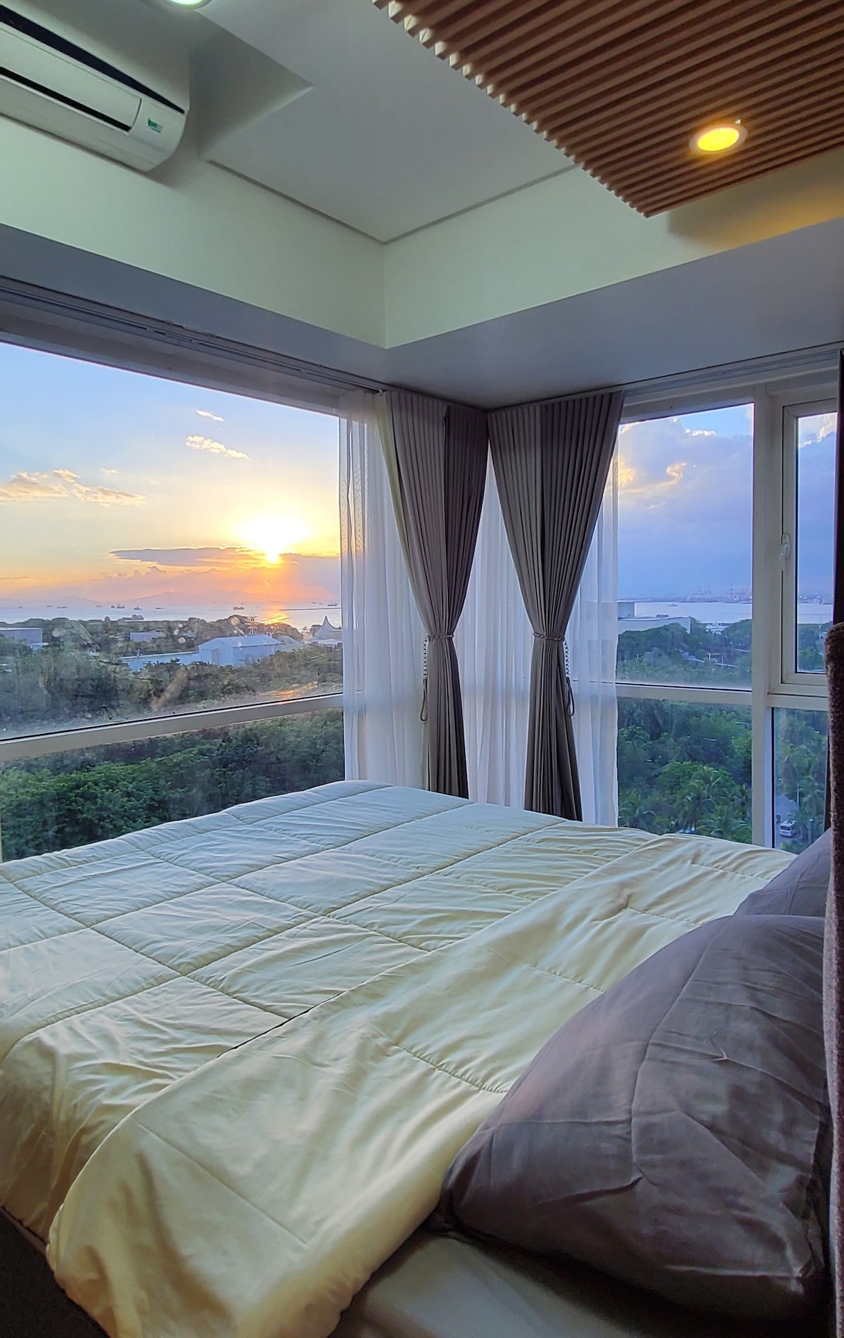 1BR Deluxe Staycation w/ Balcony near MOA/NAIA - Condominiums for Rent ...