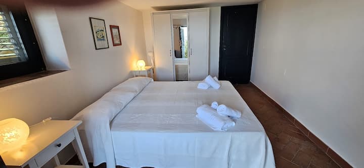 Quarto no andar superior da Villa Miele com banheiro privativo