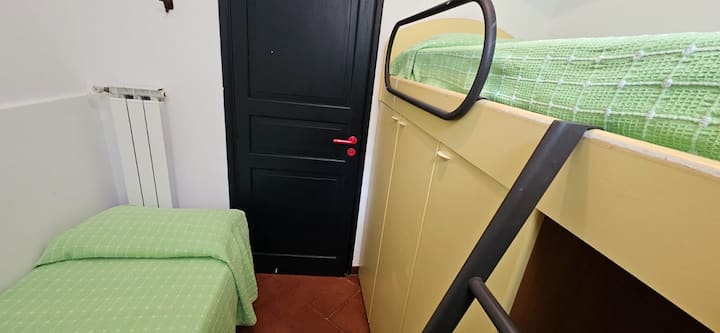 quarto pequeno com camas de solteiro no último andar da Villa Miele