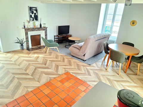 Top Airbnb: 60 m² duplex, air conditioning, private terrace, downtown & train station in La Roche Sur Yon