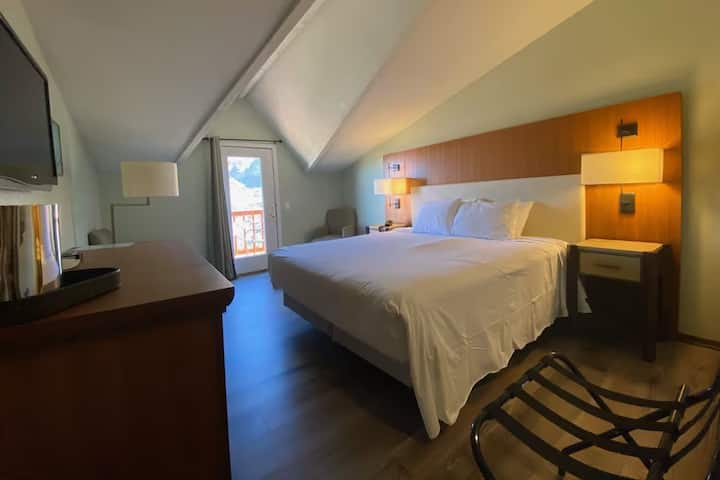 Balcony King Room At The Retreat - Free Parking - Mount Charleston, NV