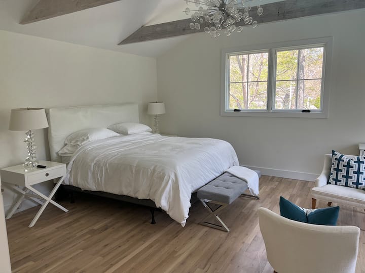 ห้องนอนใหญ่ที่กว้างขวางอยู่ชั้นบนพร้อมเตียงคิงไซส์ พื้นที่นั่งเล่น และห้องน้ำในตัวขนาดใหญ่พร้อมอ่างอาบน้ำและฝักบัวอาบน้ำแยกต่างหาก 
