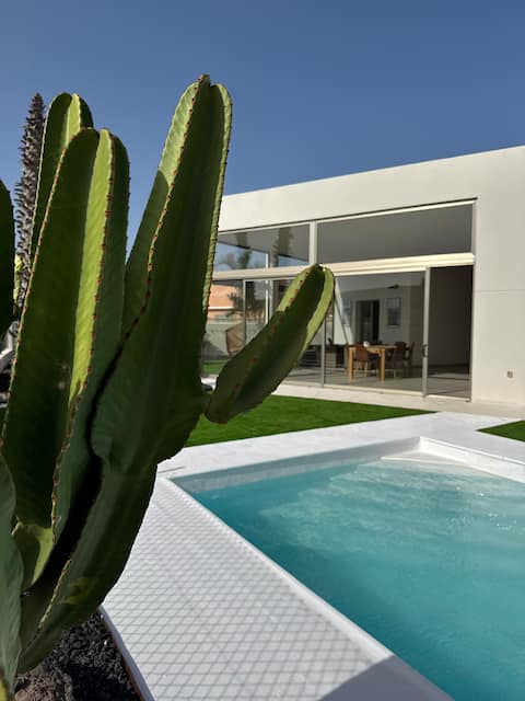 Private Villa heated Pool • Family & Groups 10p