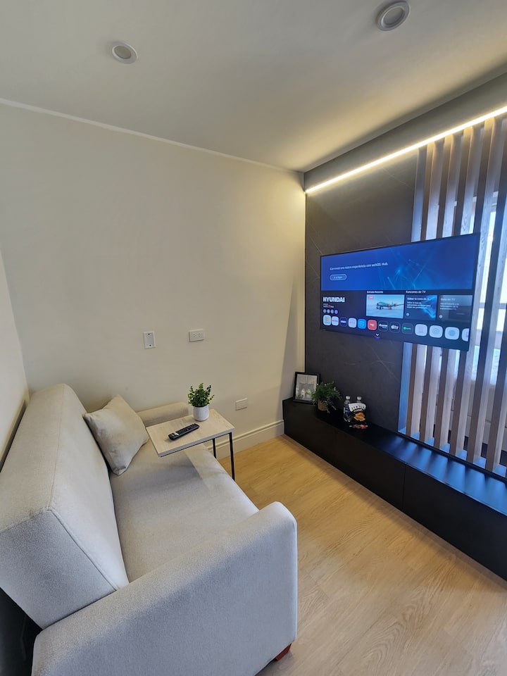 Rozkladacia pohovka s inteligentným televízorom