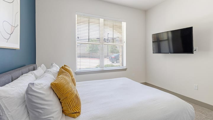 Landing | Beautiful 2bd, Courtyard, Gym - Denton, TX