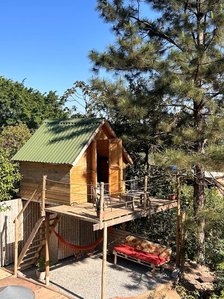 Tukio la kipekee la kuungana na mazingira ya asili: ndoto ya utotoni ya kuwa na nyumba ya mti, sasa katika toleo la kijijini na lenye starehe. 
Na kitanda cha bembea cha kupumzika, roshani ya kipekee, bafu kavu ya kipekee, yenye starehe, mazingira ya asili na uendelevu 