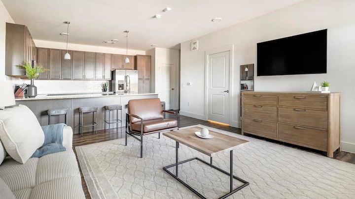 Landing | Stunning 2bd, Clubhouse, Pool - San Antonio, TX