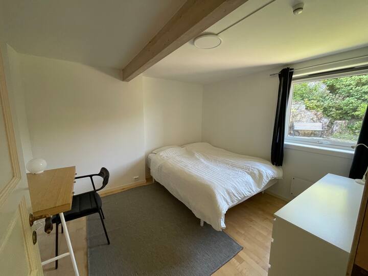 חדר שינה עם מיטה זוגית גדולה ואפשרות לשני מקומות שינה נוספים על מזרן או מיטות יחיד