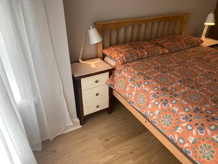 سرير مزدوج مريح وغرفة بها ستائر تعتيم 