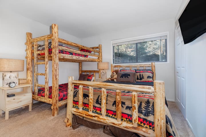 Abbiamo aggiunto dei letti a castello!!  Così siamo ancora più adatti alle famiglie...  Questi letti a castello singoli sono belli e robusti, con accesso tramite scala all'estremità.  Molte porte USB per la ricarica e una TV in camera