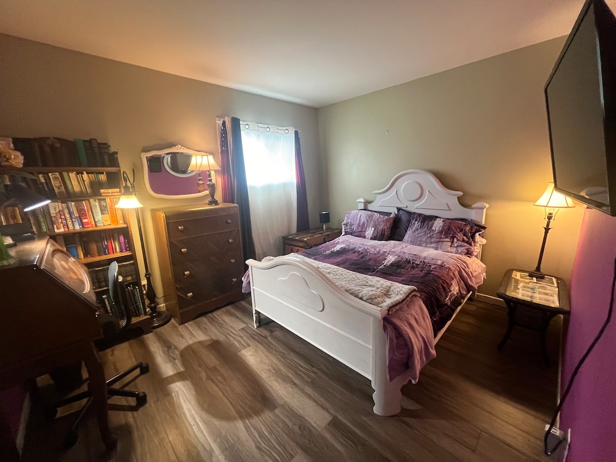 DAS MUNROE-ZIMMER verfügt über Bergblick, Doppelbett, Kommode, Schreibtisch und Lampe, Spiegelschrank, Bücherregal und Wandfernseher.