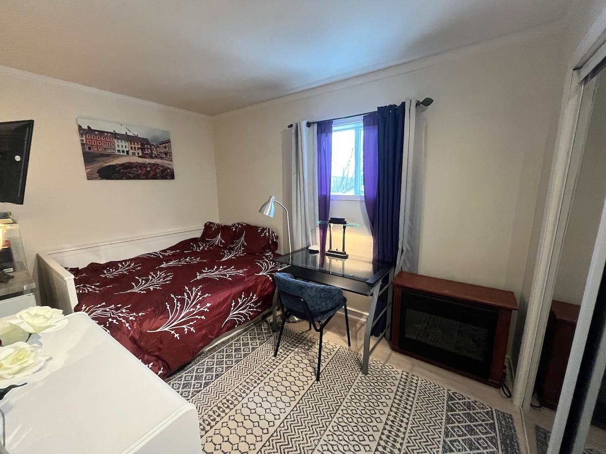 Das Jedburgh-Zimmer verfügt über ein Queensize-Bett, Smart-TV, Schreibtisch, Kommode und Blick auf den Mount Sutton.