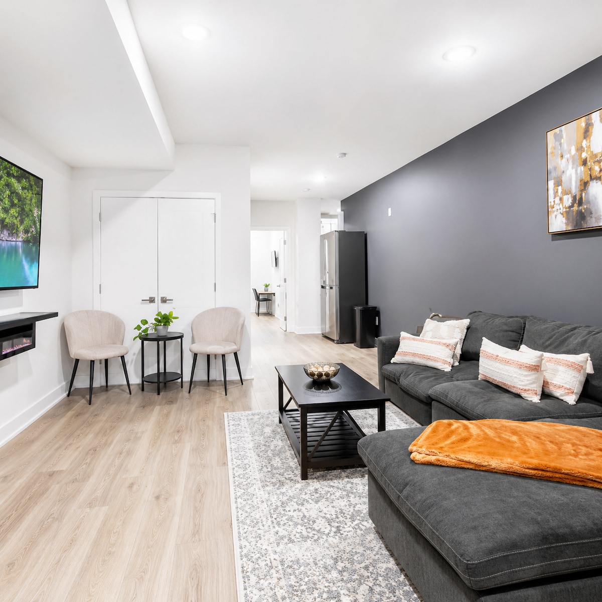 Cozy APT With Mini Golf, Basement Sleeps 10 - Apartments for Rent
