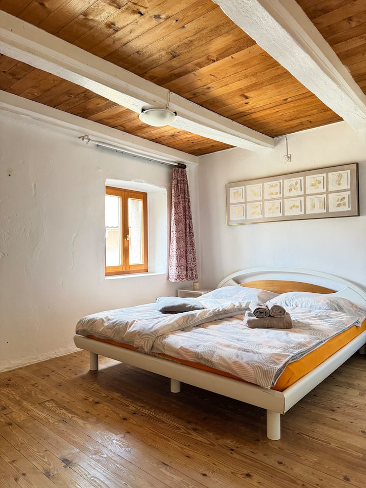 Удобно легло, открити греди и естествена светлина за автентична рустикална релаксация